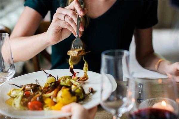 梦见给别人食物