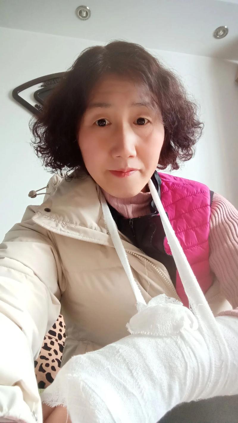 梦见在厕所滑倒是什么意思