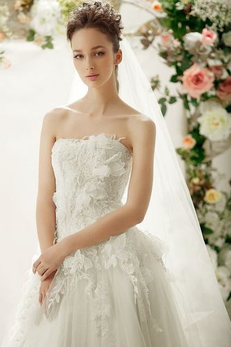 头婚穿什么颜色婚纱