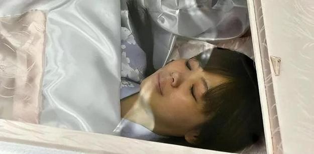 梦到三个死人躺在地上