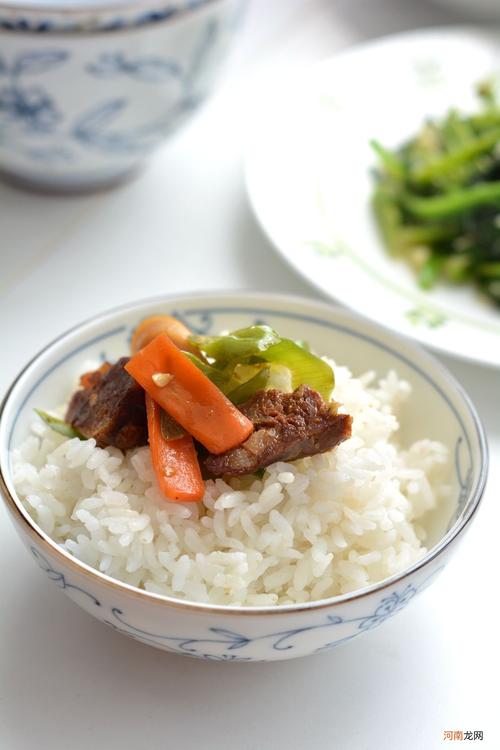 梦见自己端一碗饭在吃有什么含义