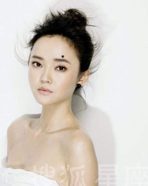 左眉头上方有痣的女人