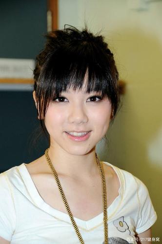 “巨肺小天后”邓紫琪面相分析