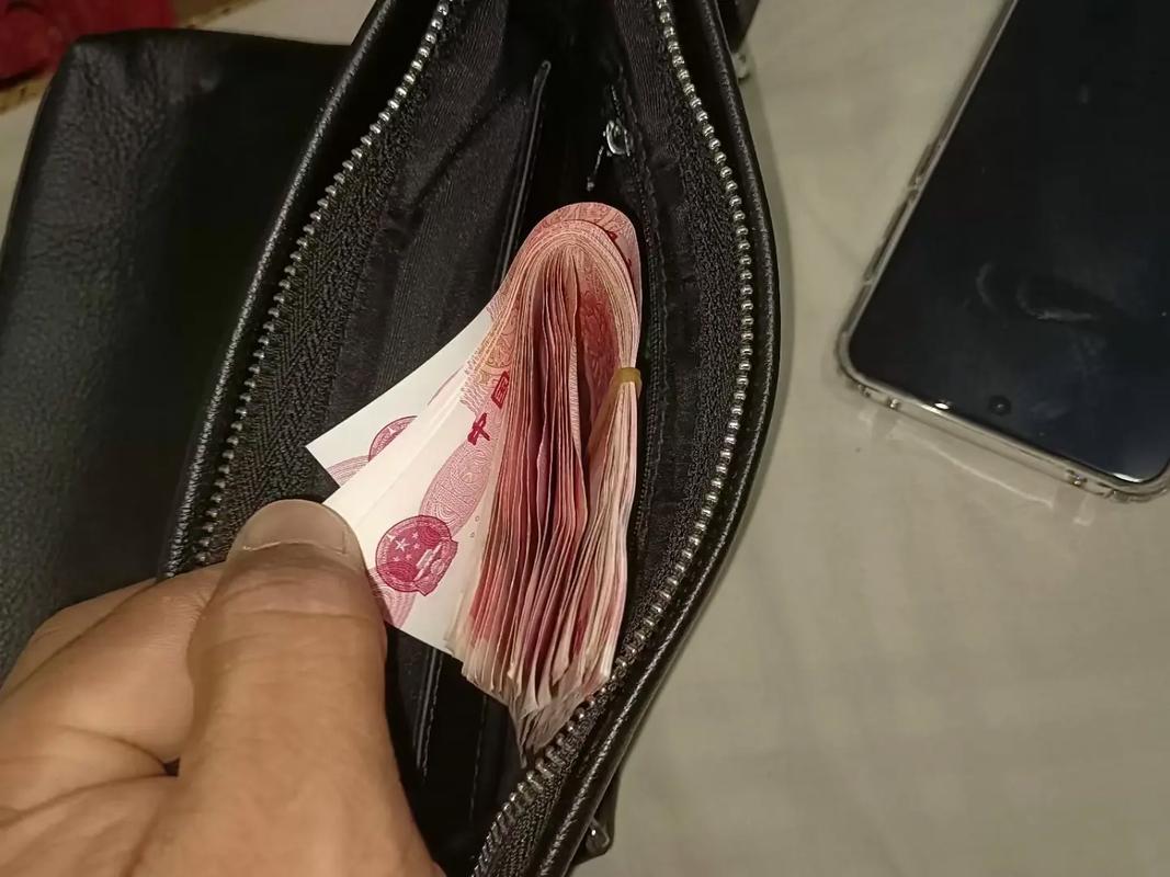 梦见在别人钱包里拿钱是什么意思