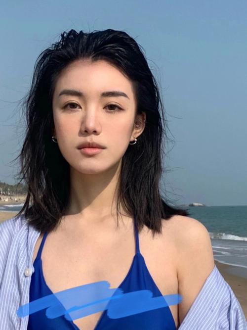 属蛇男都是如何看待平胸女生的