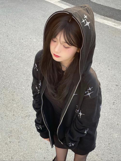梦见穿黑色衣服的女人是什么意思