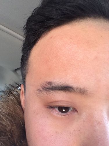 男人后半截眉毛很淡