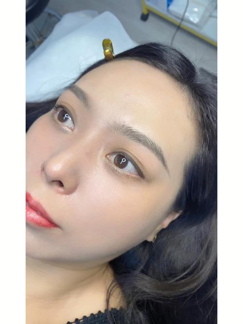 右眉高左眉低的女人