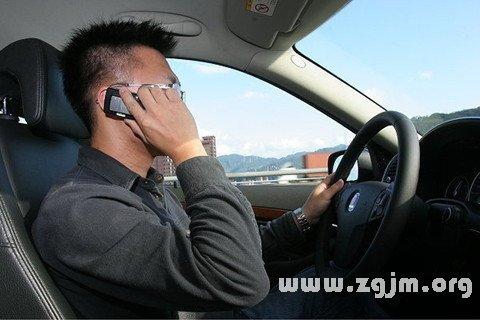 男人梦见去开别人的车