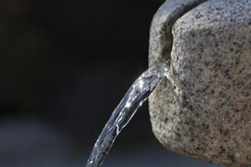 做梦梦见水是黑色的,梦见水很清又变黑了