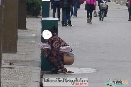 梦见别人蹲着小便