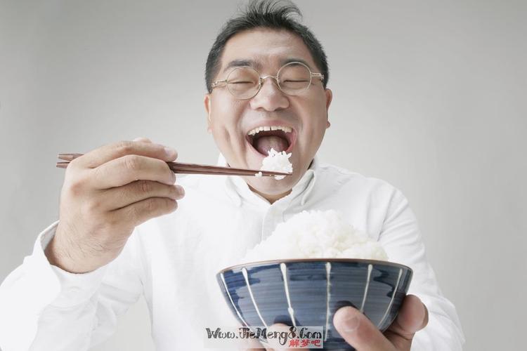 女人梦到好多人在吃饭我没吃