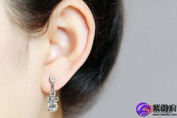 女人耳朵小而厚实