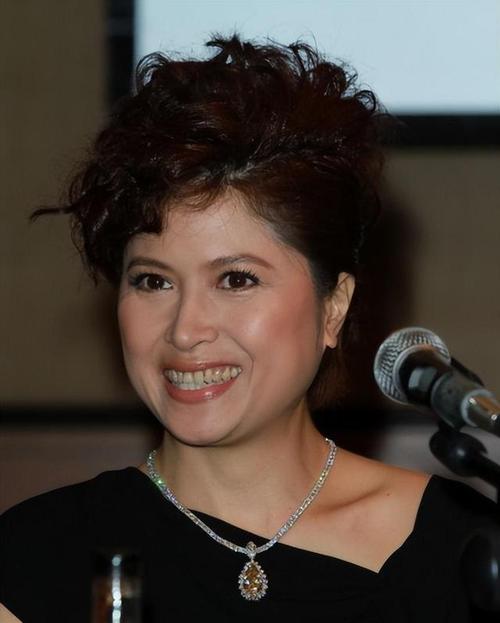 颧骨高鹰钩鼻的女人面相