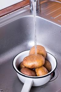 在水里洗土豆