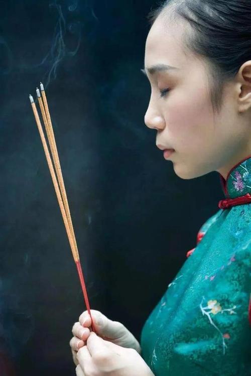梦见寺庙拜佛念经是什么意思?