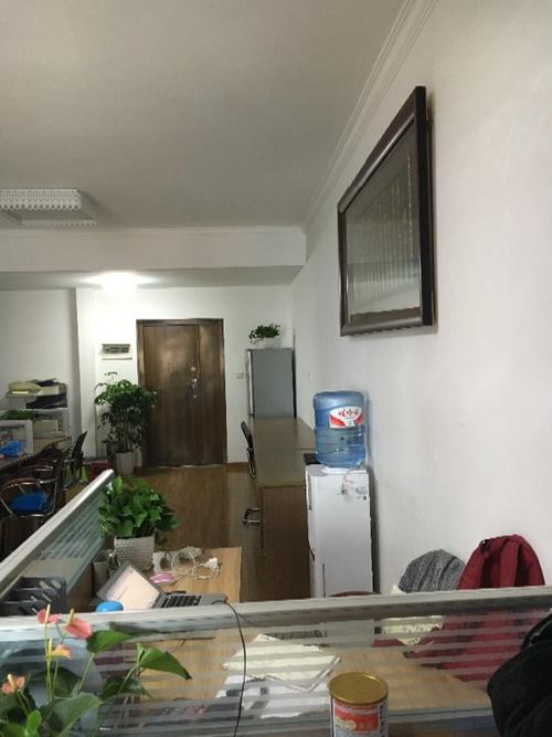 办公桌可以对门放吗