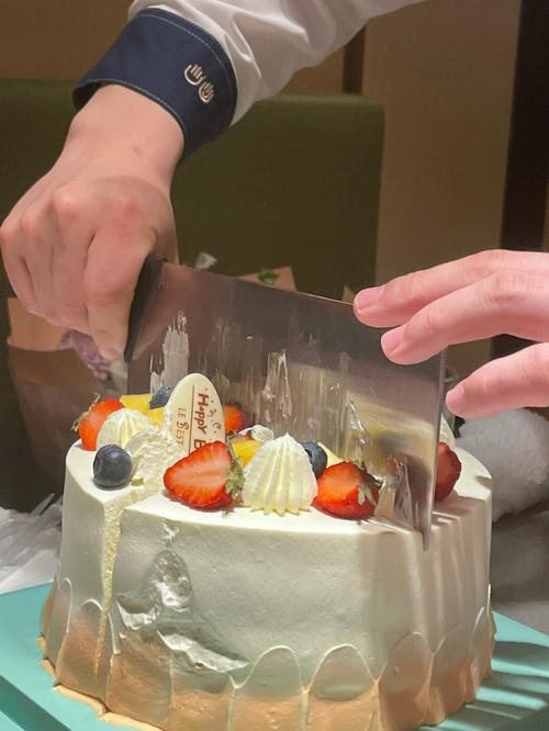 梦见切生日蛋糕,业务员梦到切生日蛋糕
