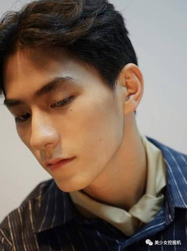 下唇厚上唇薄的男人