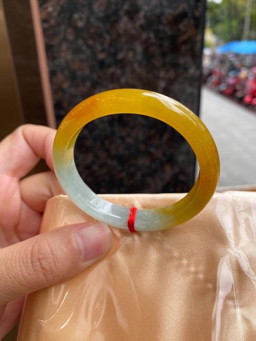 黄棕翡翠手镯该如何保养