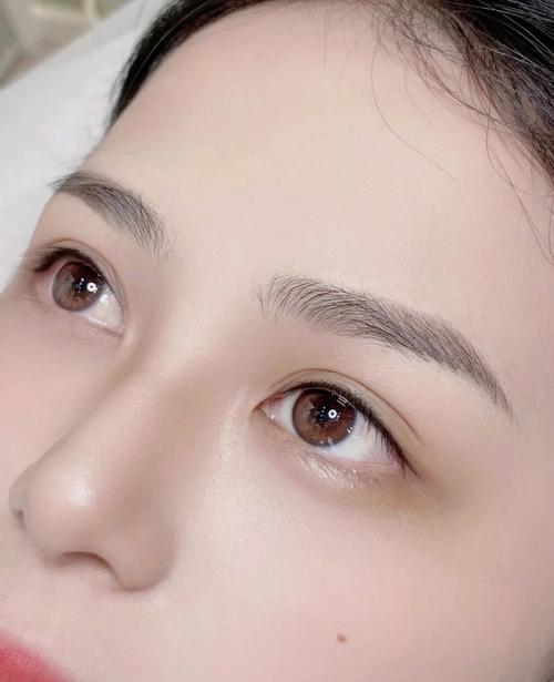 女人眉毛浓代表什么