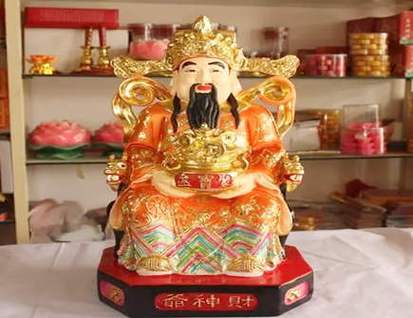 为什么店里的财位放的很高,新店开张,请风水高人讲解一下财神位的摆放是否合适!
