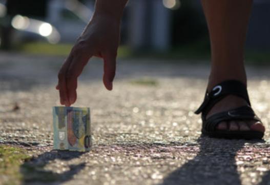 女人梦见自己路上捡钱好不好