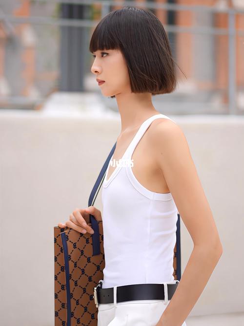 属鸡男都是如何看待平胸女生的