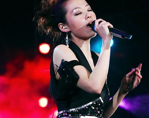 痴心绝对,宁愿唱独角戏也要爱下去的星女