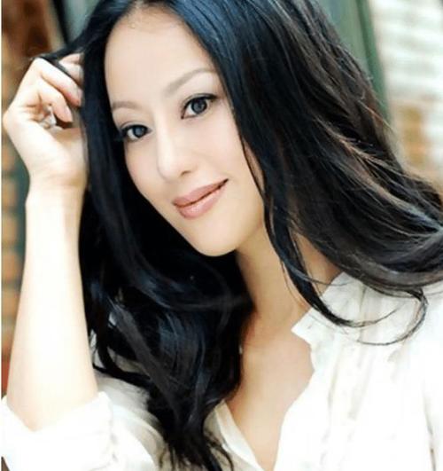 最著名败家女:章小蕙面相点评克夫相