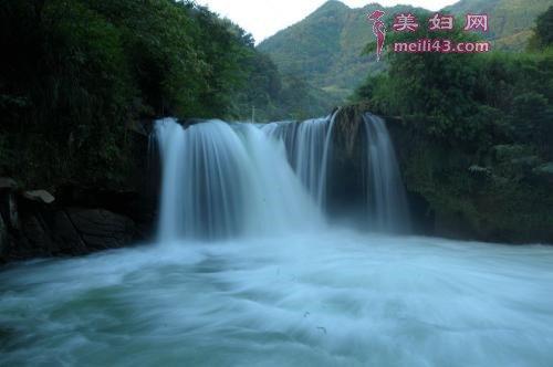 梦见爬山看瀑布