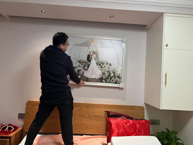 结婚婚纱照片挂在床头那个位置好