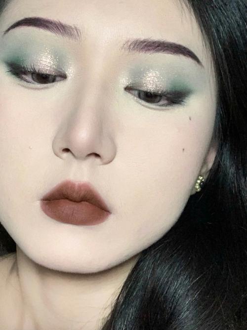眉毛浓黑顺滑的女性是不是特别大方