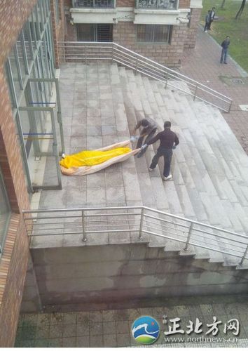 梦见抬尸体是什么意思