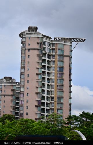 房屋右边有高楼