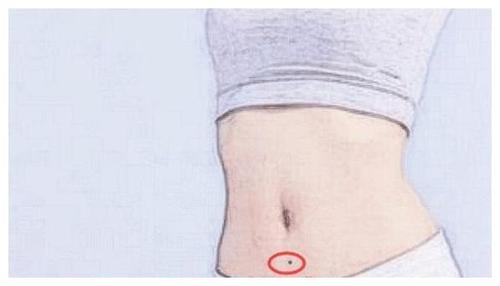 女人肚脐下小腹有痣