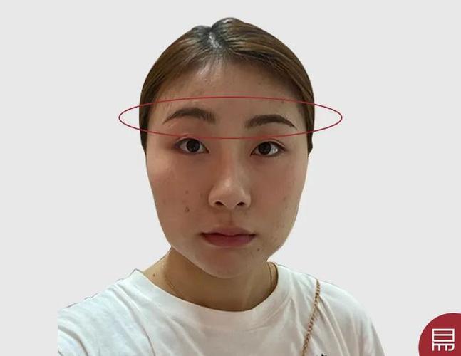 高低眉面相女人