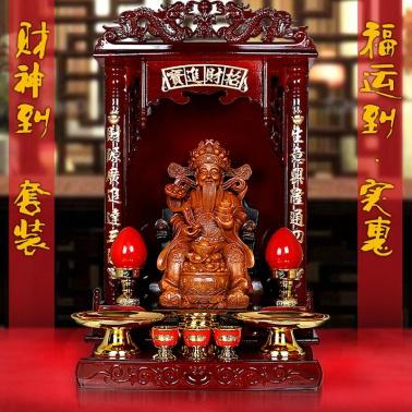 财神前面摆放几双筷子