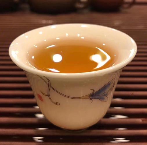 梦见茶壶、倒茶 周公解梦之梦到茶壶、倒茶