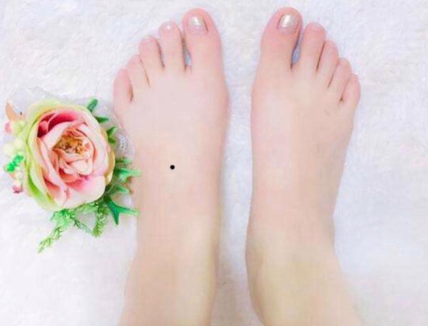 脚上哪里长痣好