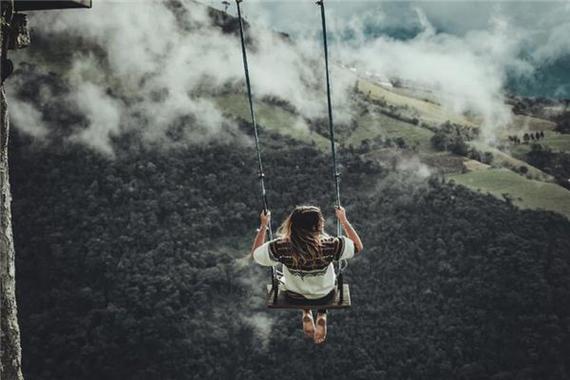 梦见荡秋千飞上天