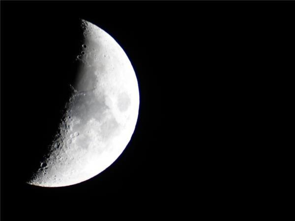 梦见月亮高挂天空怎么回事