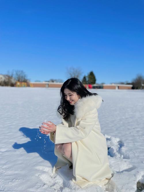 女人梦见厚厚的白雪用手机拍照是何意