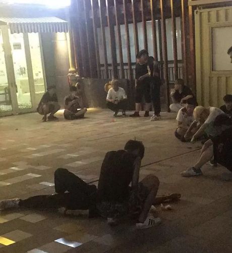 梦见一群人打架自己躲