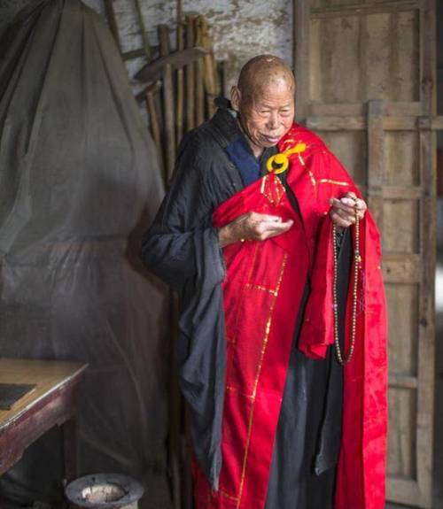 梦见穿死人的鞋子