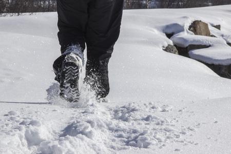 梦见在厚厚的雪里行走什么意思