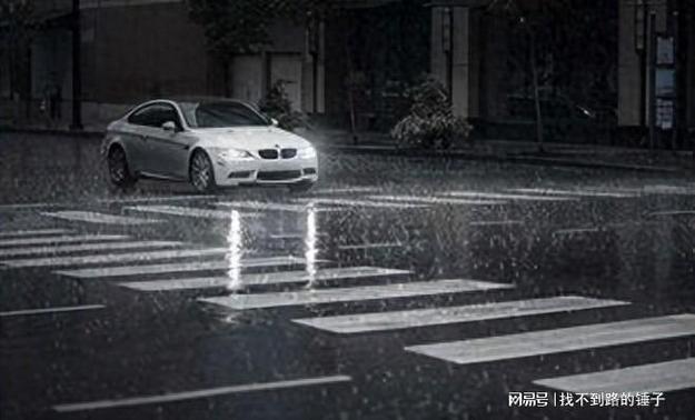 梦见下雨天走泥路