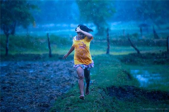 女人梦见自己在大雨中奔跑