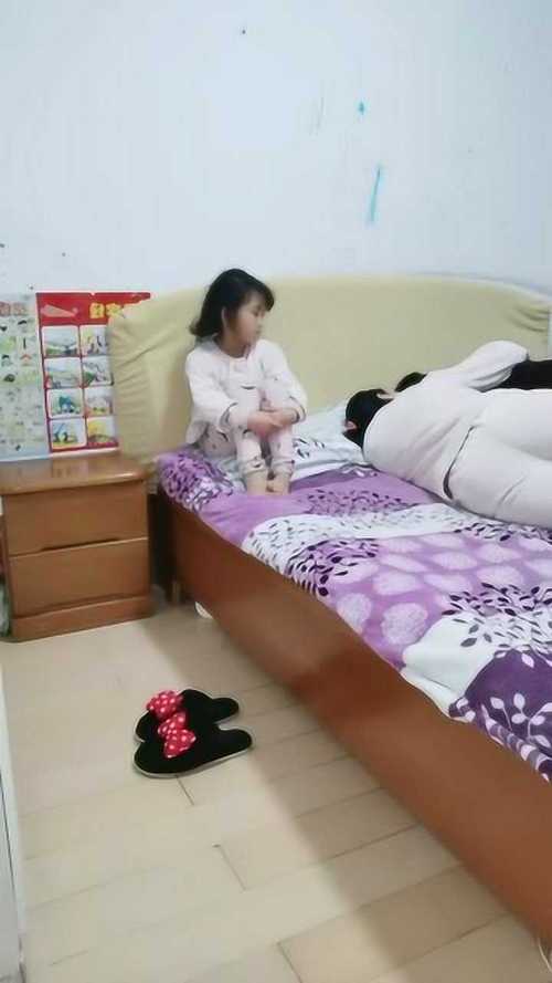 梦见自己和女儿睡在外面地上是什么意思