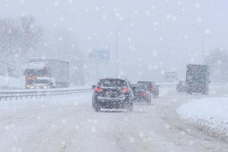 梦见冰天雪地开车路滑是什么意思